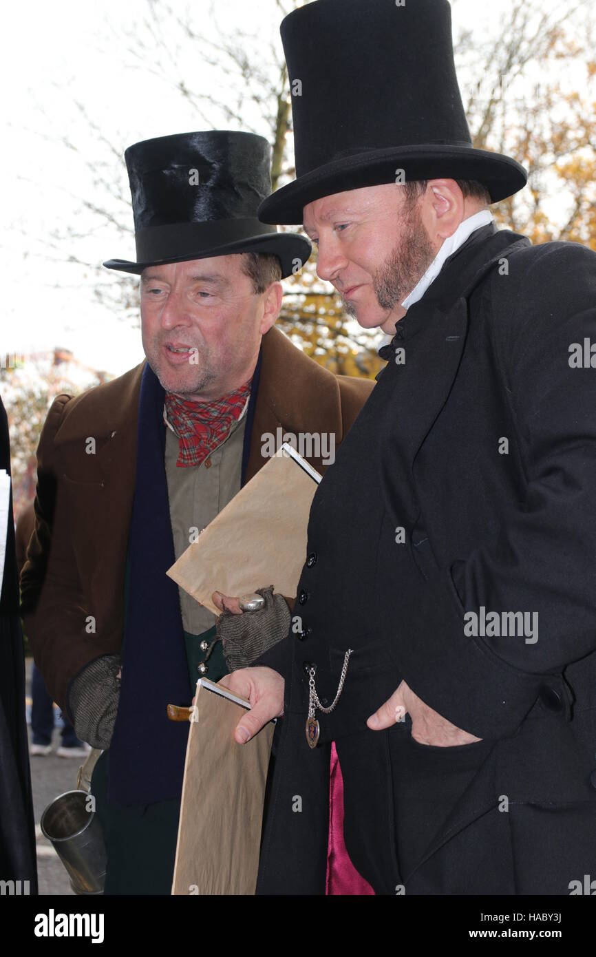 26NOVEMBRE 2016, PORTSMOUTH DOCKYARD,Inghilterra:due sconosciuti attori interpreta la parte di Victorian colleghi presso il Natale annuale festival vittoriano Foto Stock