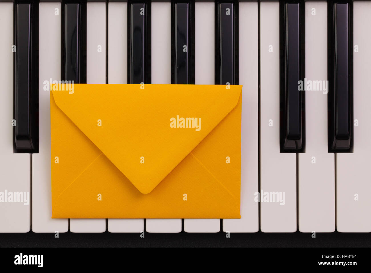 Disposizione divertenti busta sul pianoforte keybords - Appartamento - immagine di laici Foto Stock