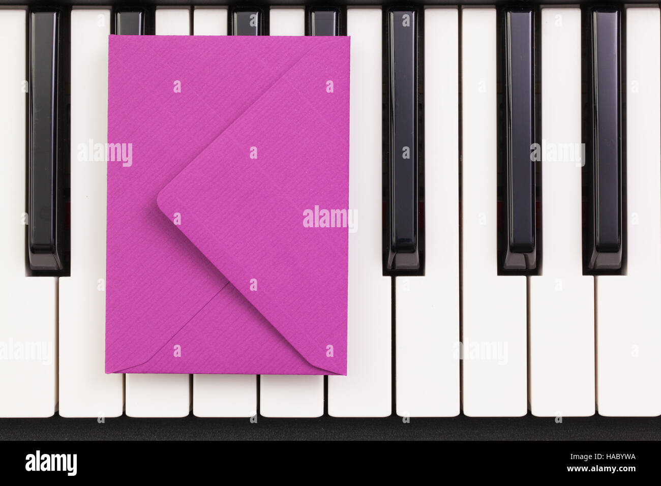 Disposizione divertenti busta sul pianoforte keybords - Appartamento - immagine di laici Foto Stock