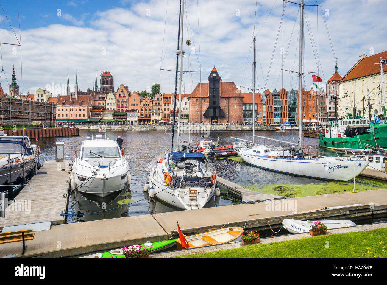 Polonia, Pomerania, Gdansk (Danzica), la vista del Ponte e il lungomare Mottlau con la iconica porta medievale gru Foto Stock