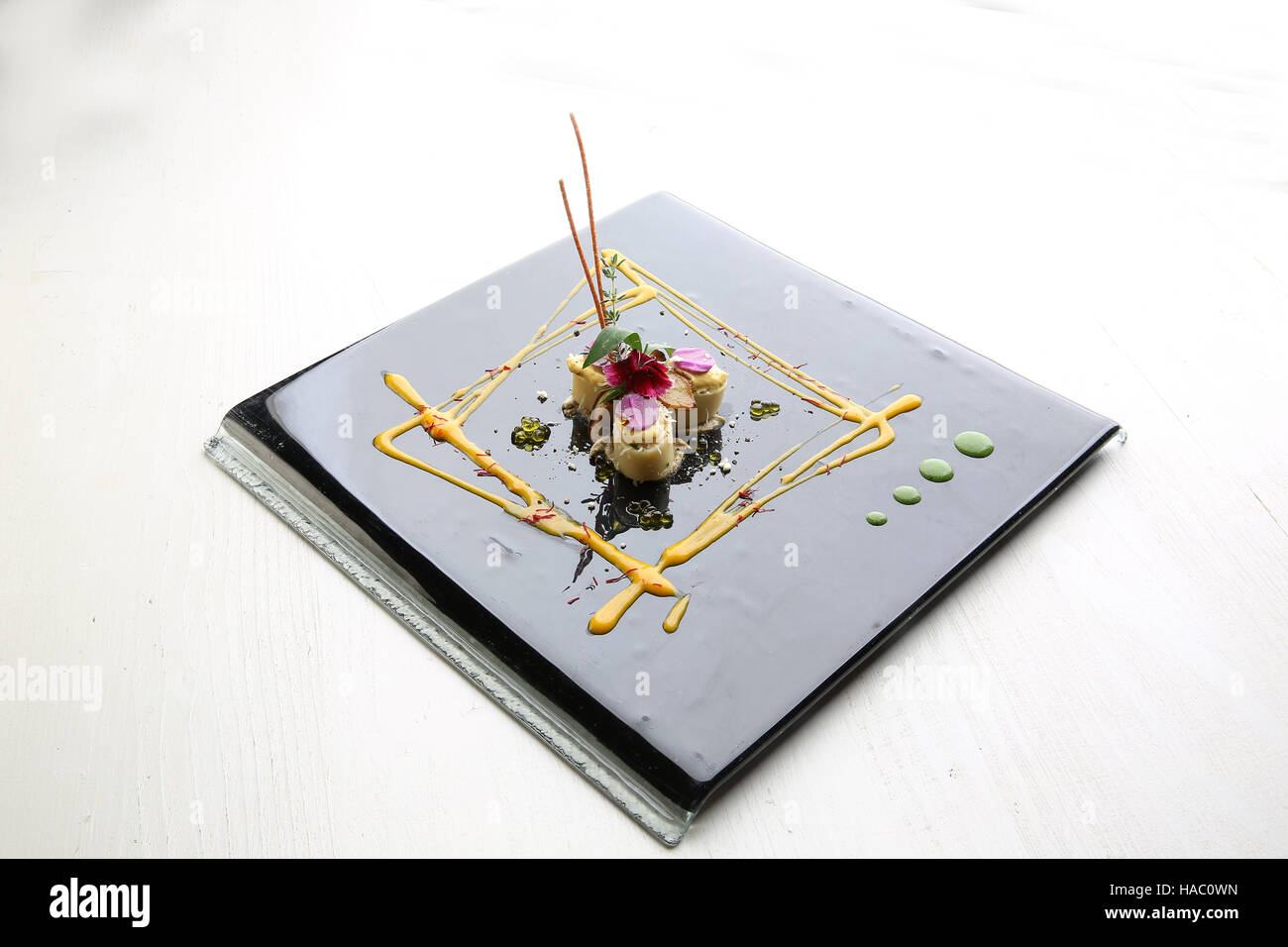 Novelle cusine nero piatto fondo bianco Foto Stock