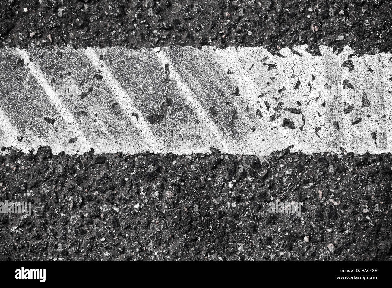 La linea bianca con tracce di pneumatici, highway road frammento di marcatura. Abstract background di trasporto Foto Stock