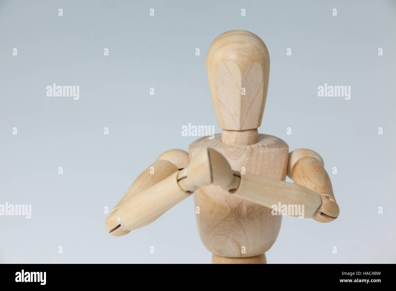 Statuetta di legno con entrambe le mani unite Foto Stock