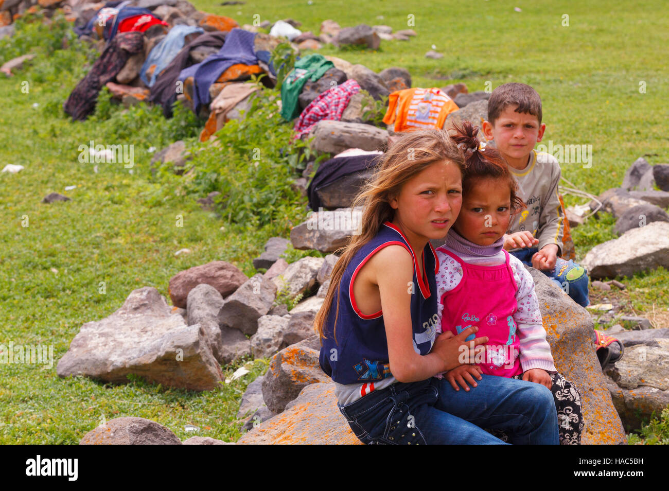 I bambini del popolo nomade nelle aree rurali dell'Anatolia orientale.essi funzionano come lavoratore stagionale Foto Stock