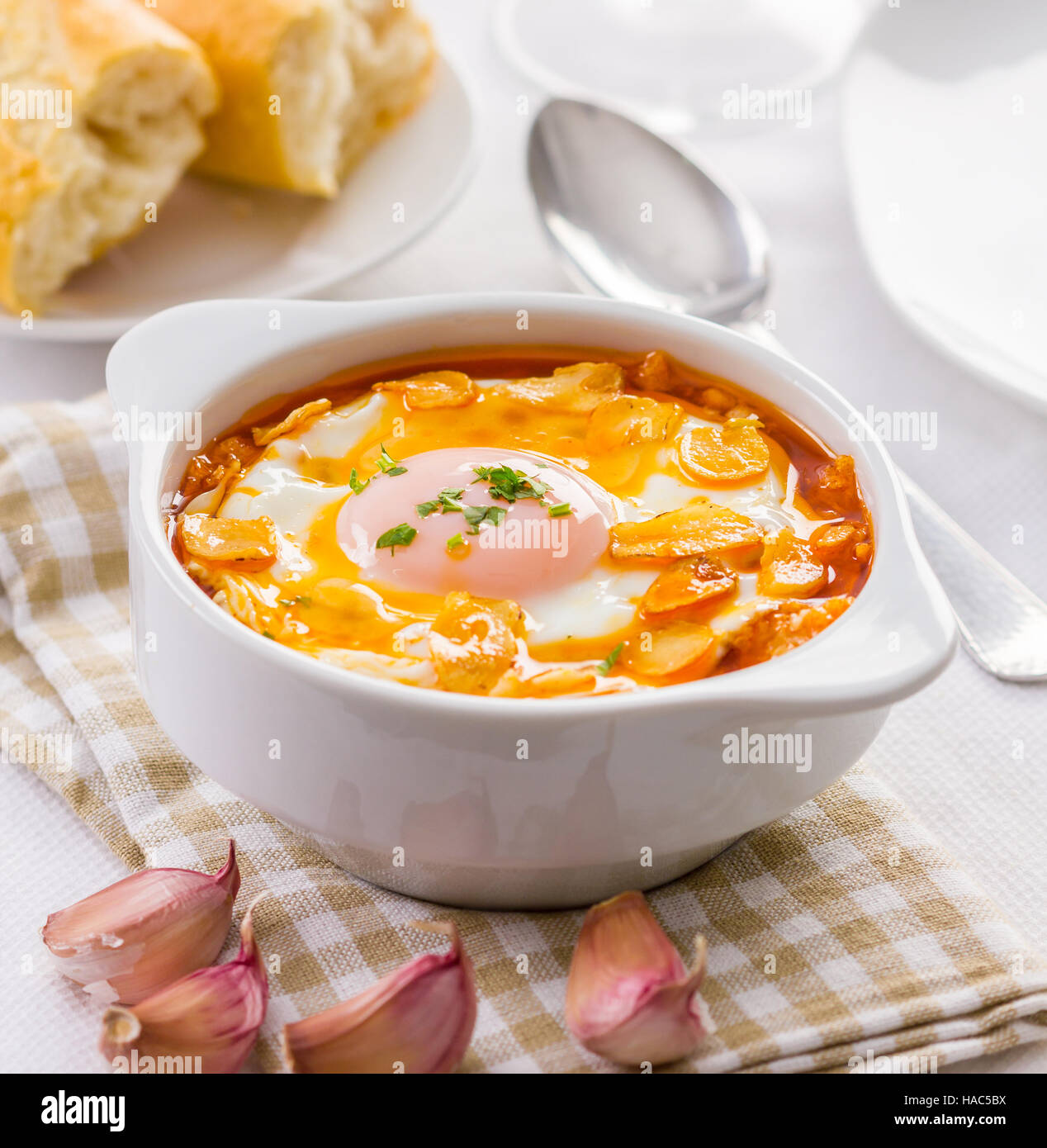 Una gustosa zuppa di aglio con fritto fettine di aglio e uovo. Foto Stock