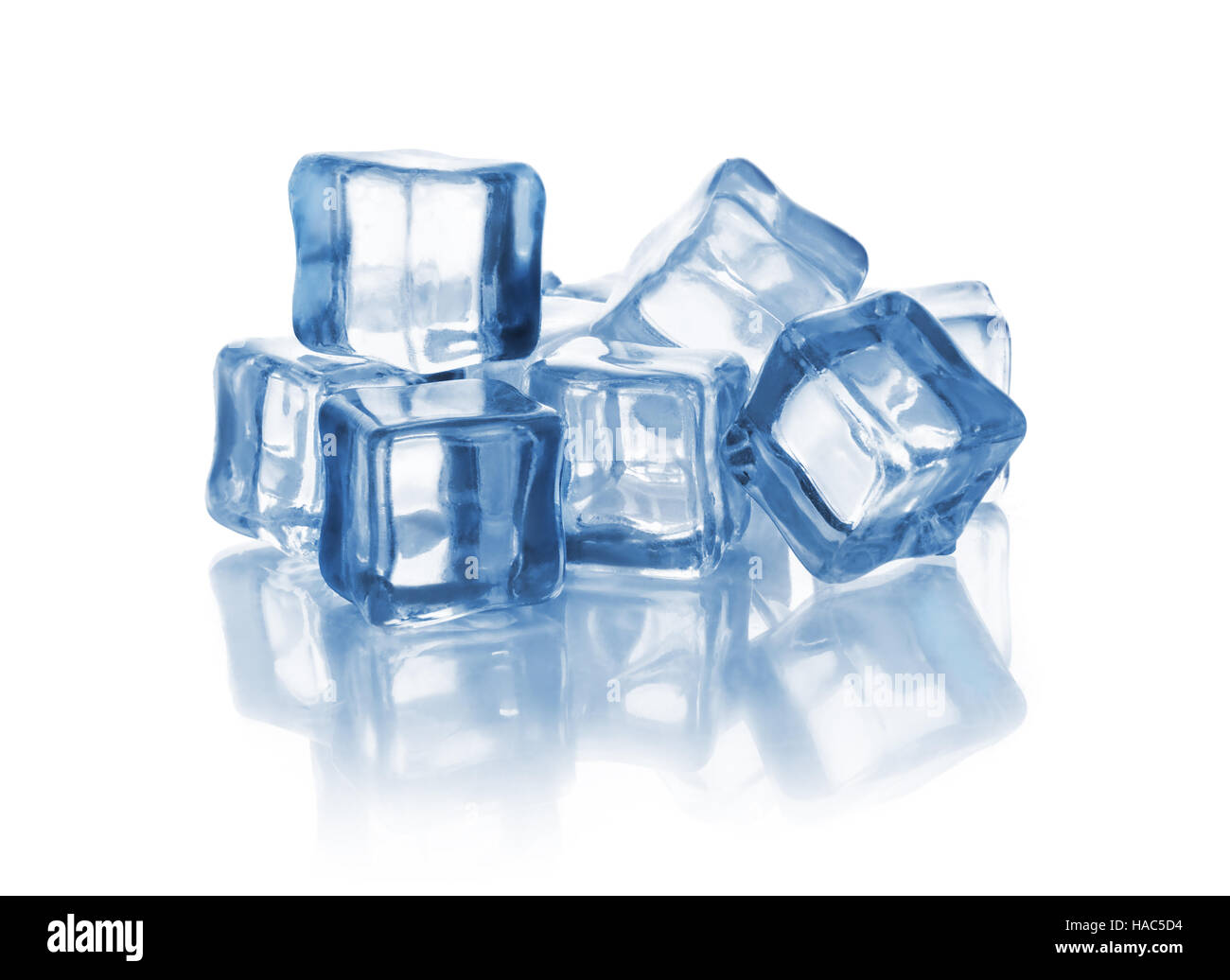 Gruppo di cubetti di ghiaccio isolato su bianco Foto Stock