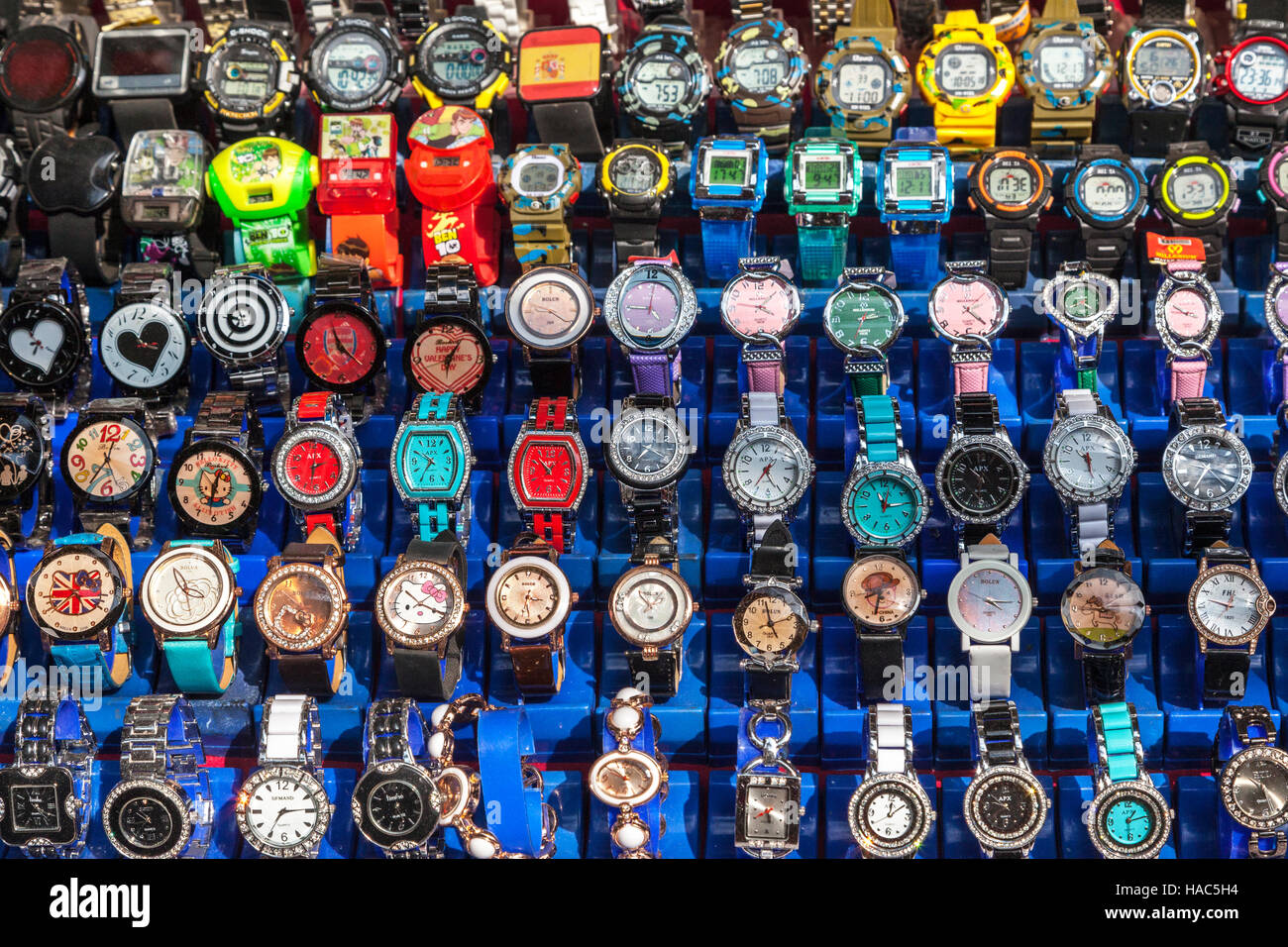 Orologi colorati in vendita su una strada di Kathmandu Foto Stock