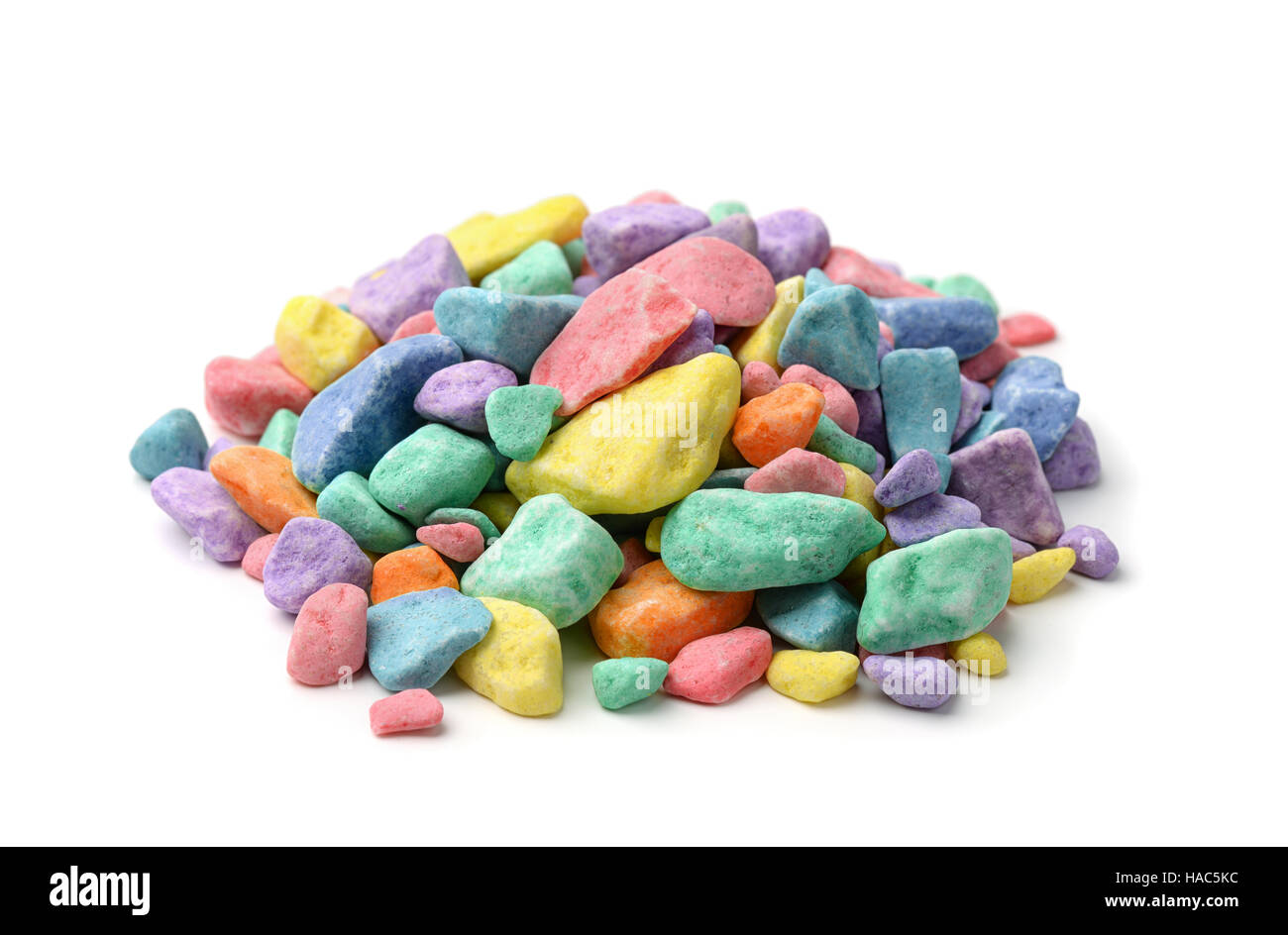 Pila di decorativo colorato ghiaia isolato su bianco Foto Stock