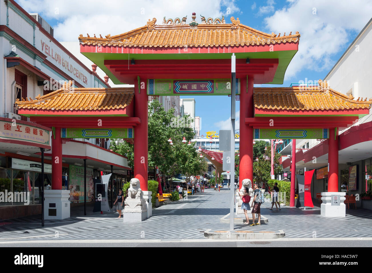 Ingresso a Paifang al Chinatown Mall, Chinatown, Fortitude Valley, Brisbane, Queensland, Australia Foto Stock