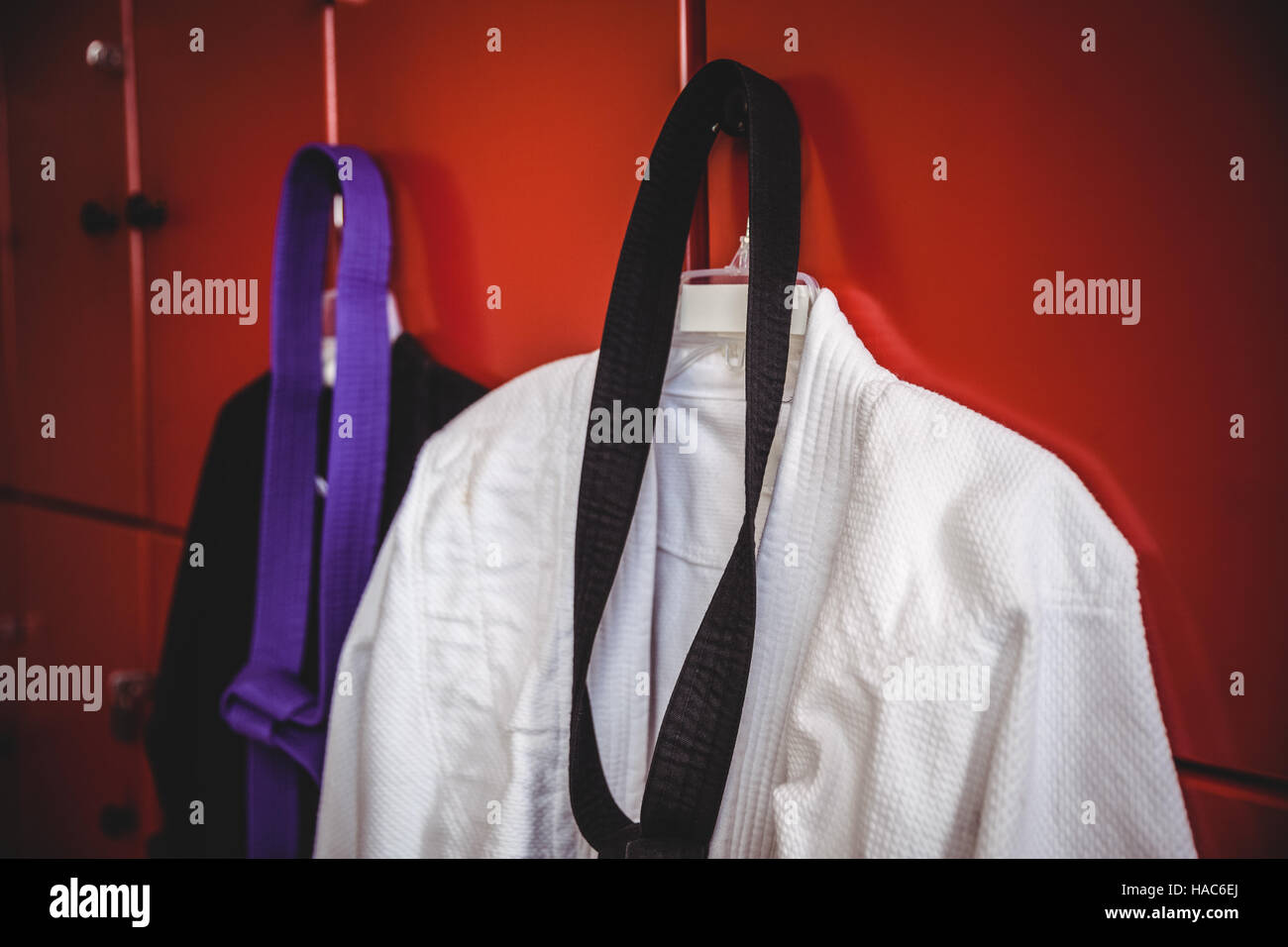 Due karate uniformi appesi locker Foto Stock