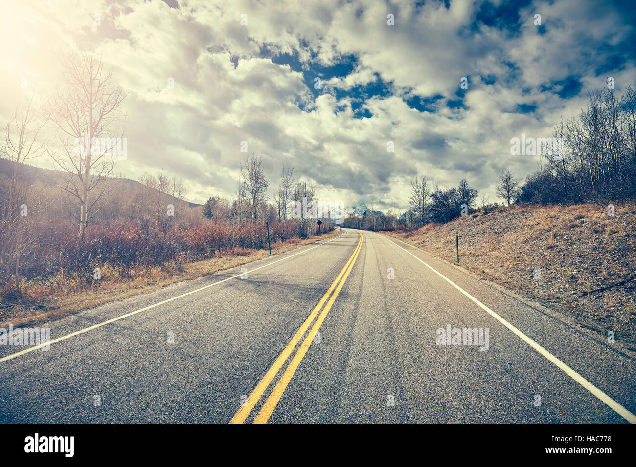 Vintage stilizzata strada panoramica su una torbida giornata autunnale, concetto di viaggio, il Parco Nazionale del Grand Teton, Wyoming negli Stati Uniti. Foto Stock