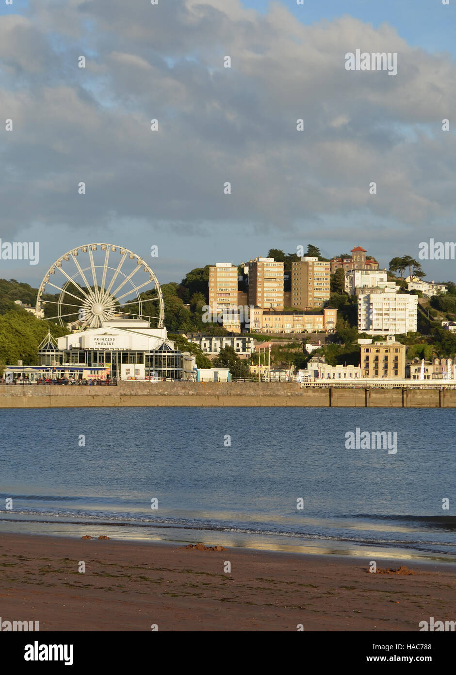 Vista sul lungomare di Torquay, nel Devon, Inghilterra Foto Stock