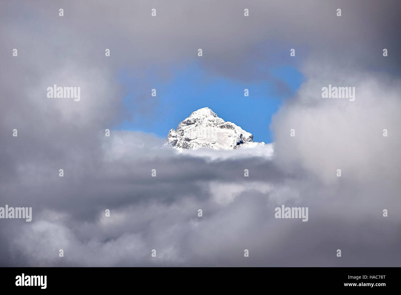 Grand Teton picco nel telaio di cloud, Grand Teton National Park, Wyoming negli Stati Uniti. Foto Stock