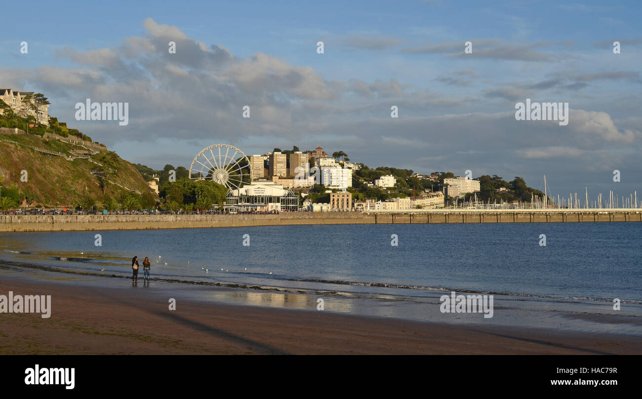 Vista sul lungomare di Torquay, nel Devon, Inghilterra Foto Stock