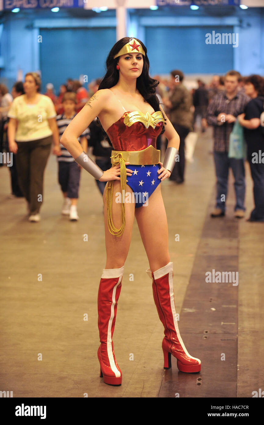 Un 'Cosplayer' vestito come Wonder Woman al London Film and Comic