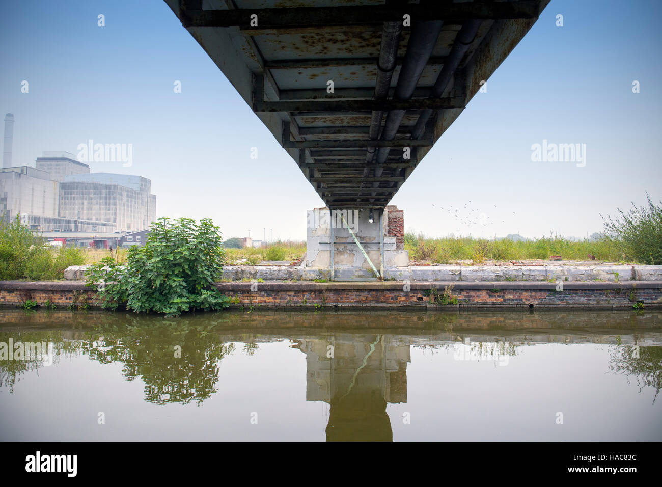 Ponte pedonale oltre trent & Mersey Canal a demolita in fabbrica a Middlewich CHESHIRE REGNO UNITO Foto Stock