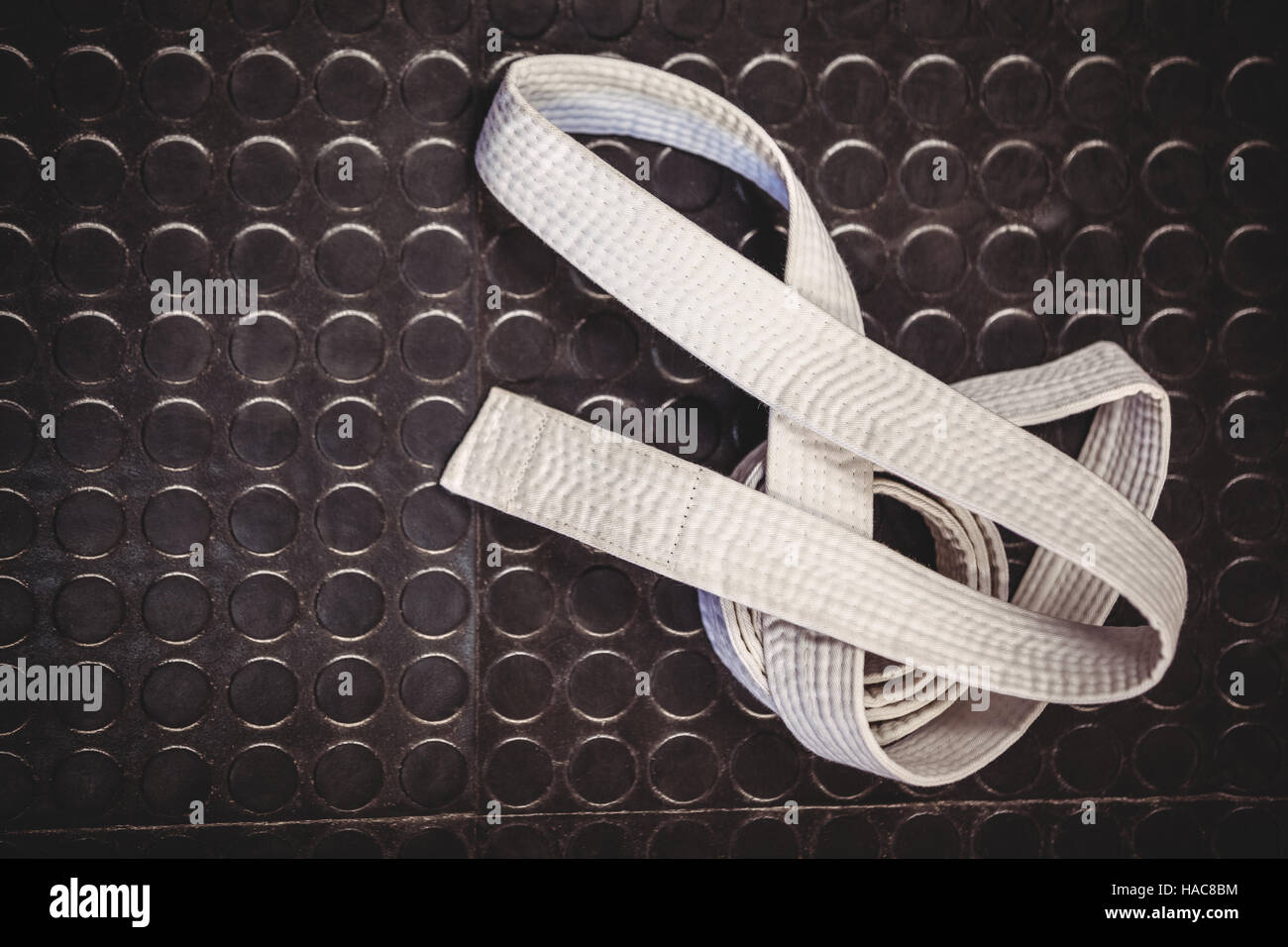 Il Karate cintura bianca su sfondo metallico Foto Stock