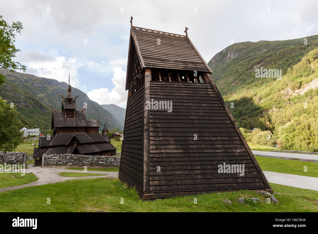Borgund doga chiesa e torre campanaria, Borgund, Laerdal, Sogn og Fjordane, Norvegia. Foto Stock