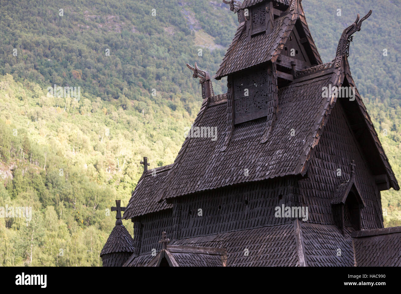 In the gables fine del tetto, Borgund doga Chiesa, Borgund, Laerdal, Sogn og Fjordane, Norvegia. Foto Stock