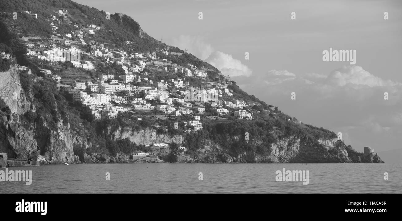 Case lungo la scogliera lato-villaggio di Arienzo, la Costiera Amalfitana - Salerno, Italia Foto Stock
