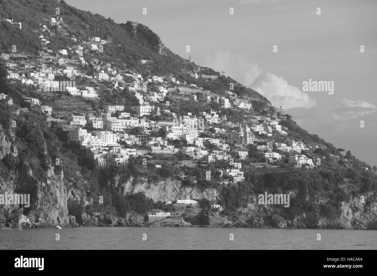 Case lungo la scogliera lato-villaggio di Arienzo, la Costiera Amalfitana - Salerno, Italia Foto Stock