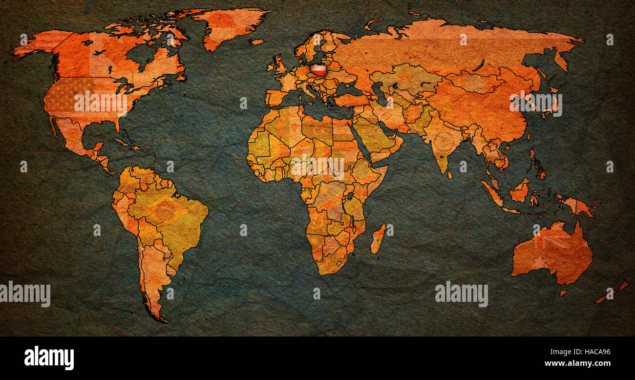 Bandiera della Polonia sulla vecchia vintage mappa del mondo con i confini nazionali Foto Stock