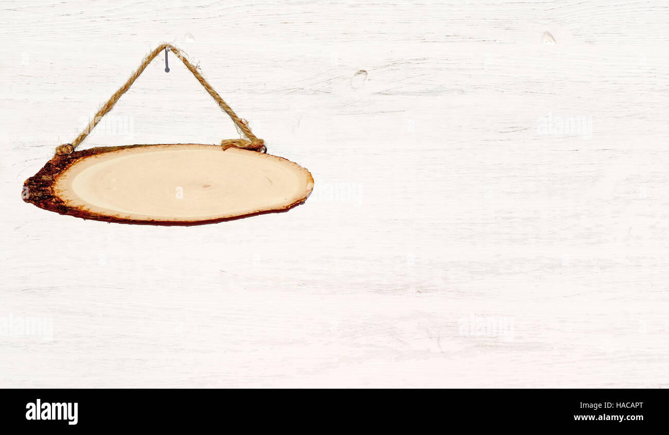 Cartello in legno bordo telaio bianco su uno sfondo di legno Foto Stock