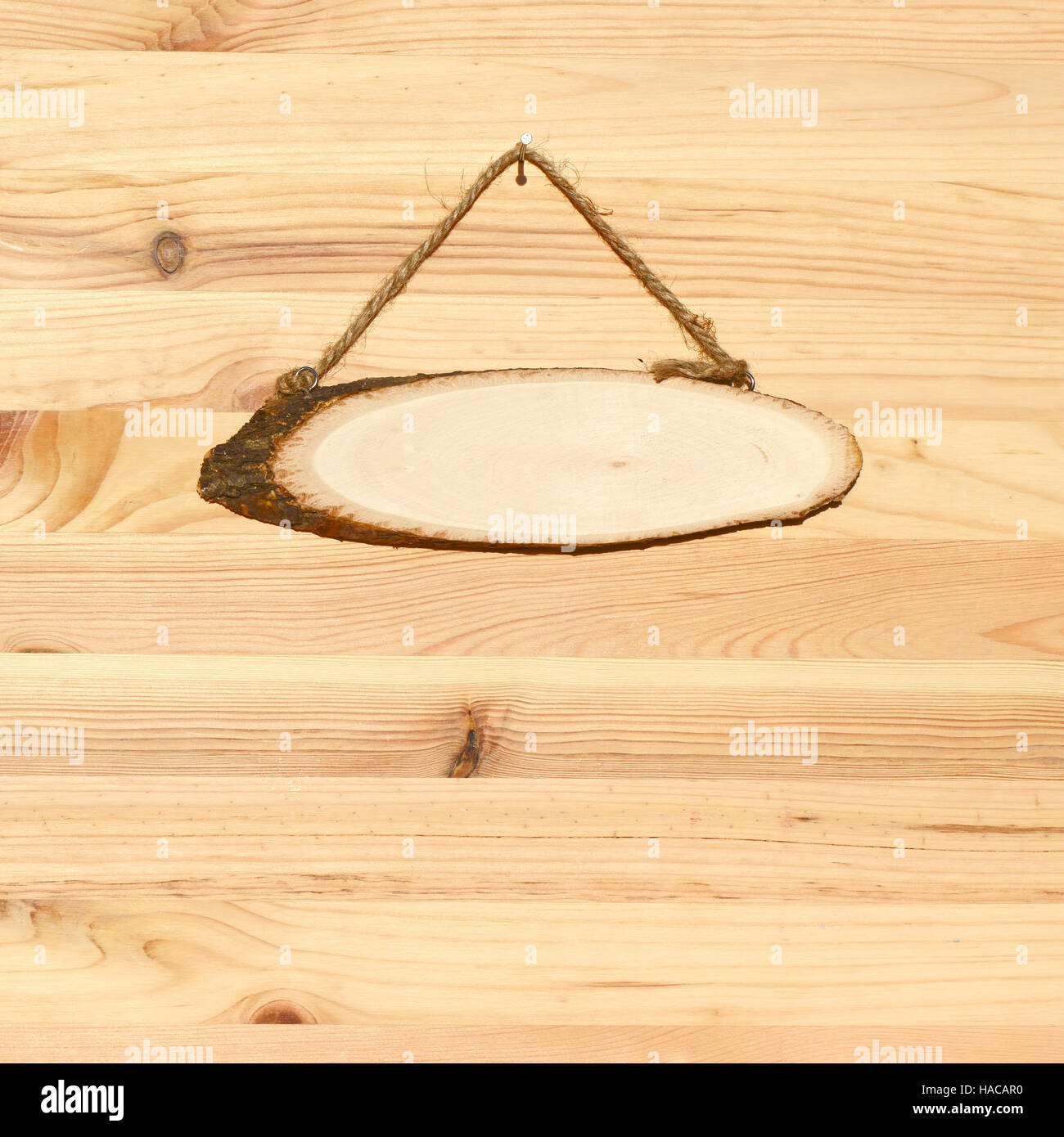 Cartello in legno bordo telaio bianco su uno sfondo di legno Foto Stock