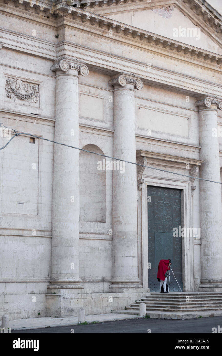 Fotografo con grande fotocamera formato Foto Stock