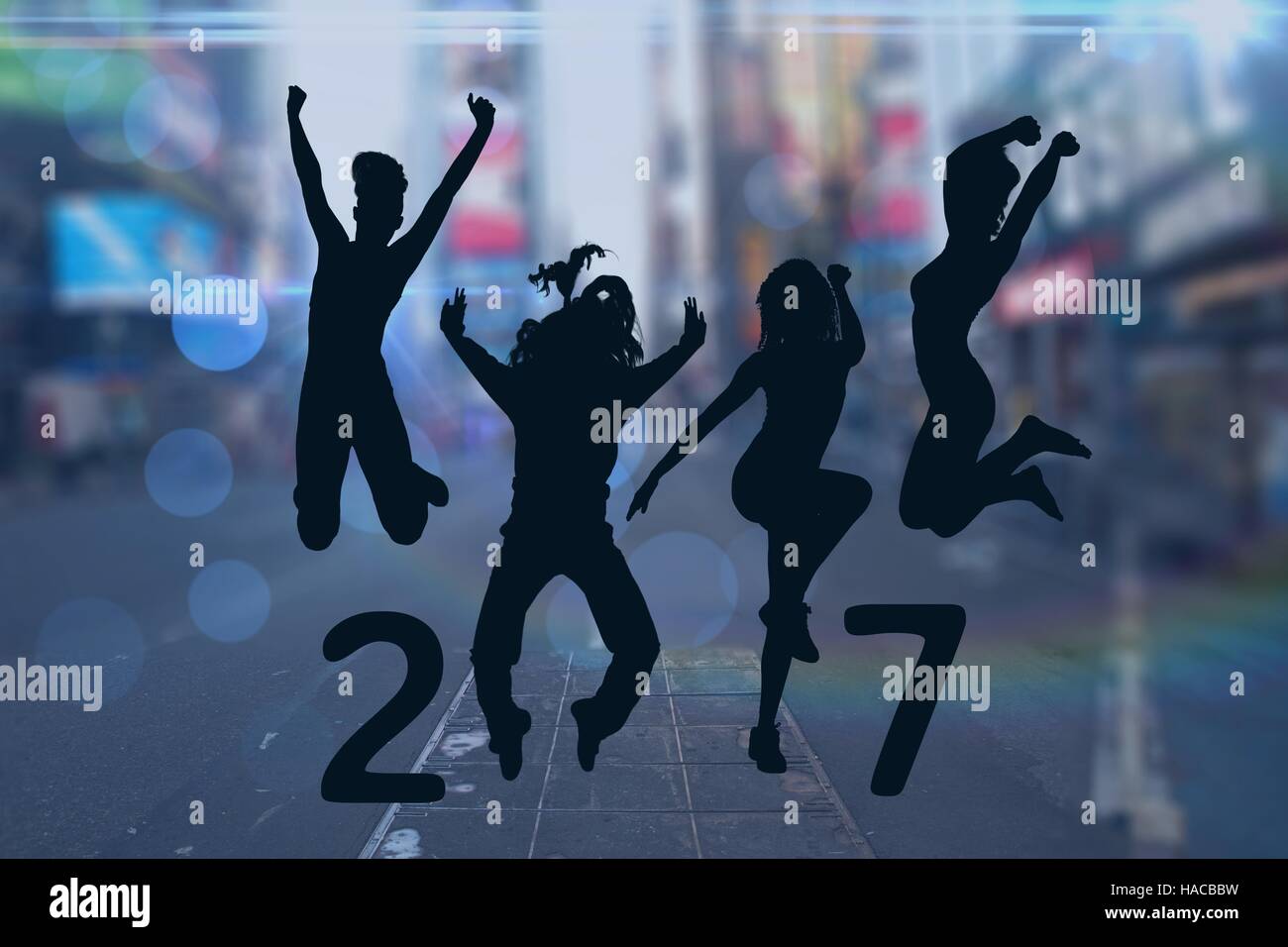 Silhouette di persone che saltano la formazione di 2017 anno nuovo segno Foto Stock