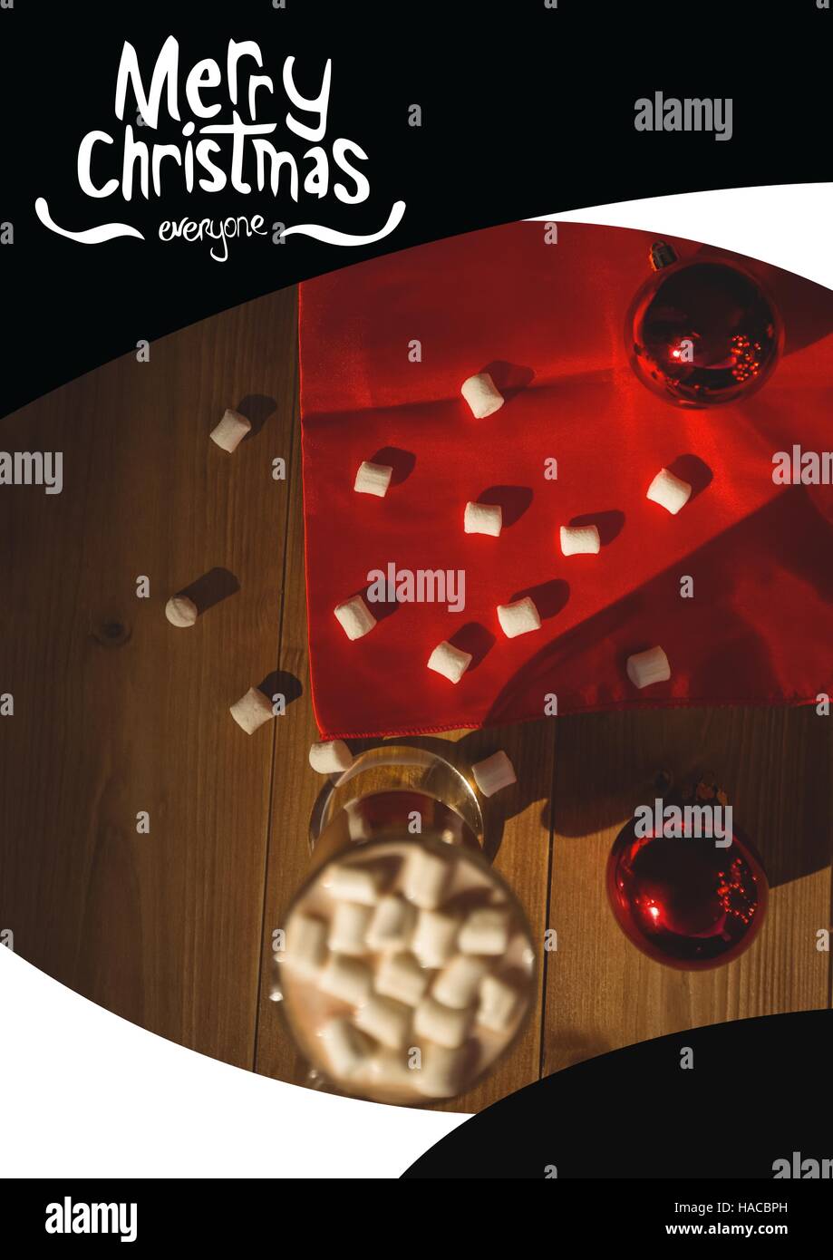 Buon Natale auguri con caffè, marshmallows e baubles Foto Stock