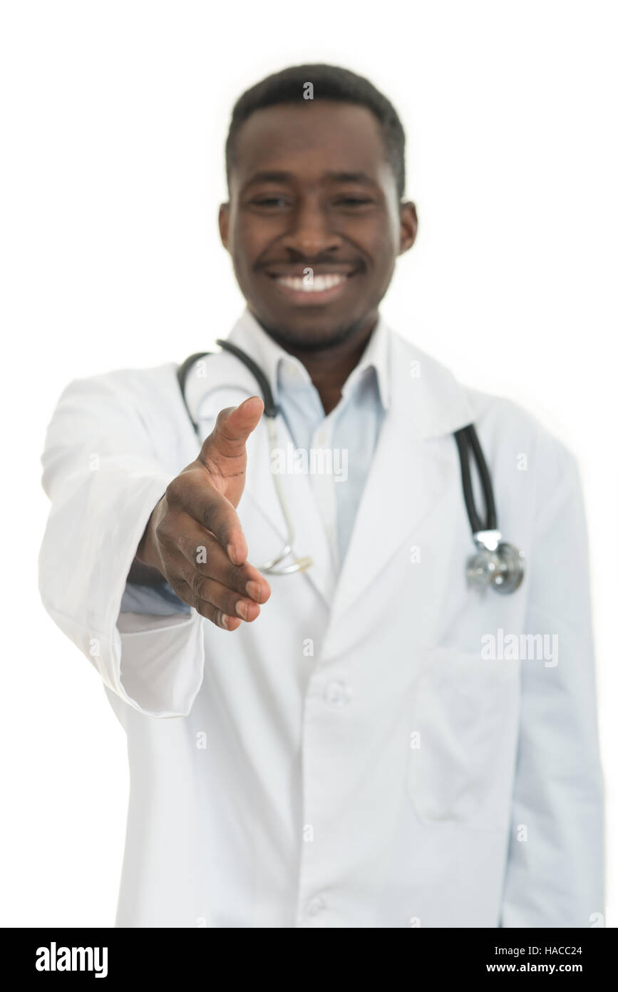 Closeup ritratto nero sorridente medicale professionale medico con stetoscopio, dando handshake. Foto Stock