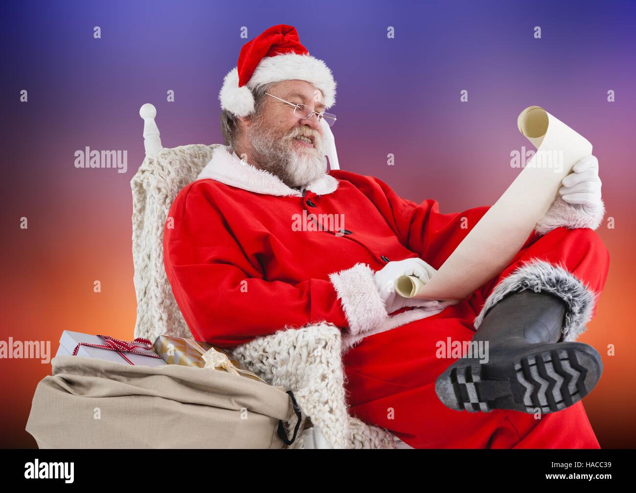 Babbo Natale la lettura di una lista dei desideri Foto Stock