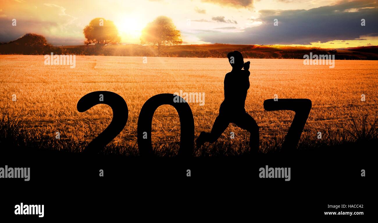 Silhouette di una persona in esecuzione formando 2017 Anno nuovo segno Foto Stock