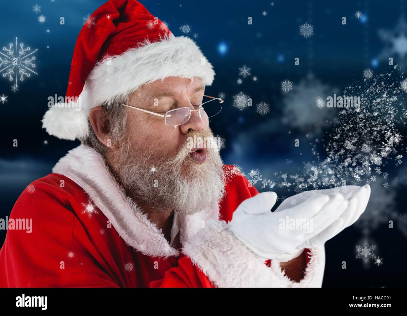 Santa Claus soffiando la neve Foto Stock