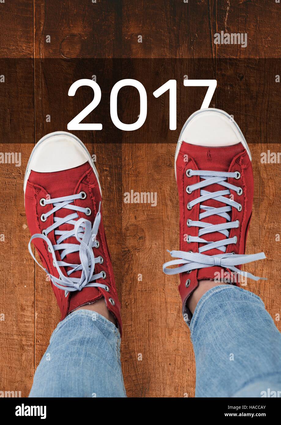 2017 Anno nuovo auguri con adolescente indossando sneakers rosso Foto Stock