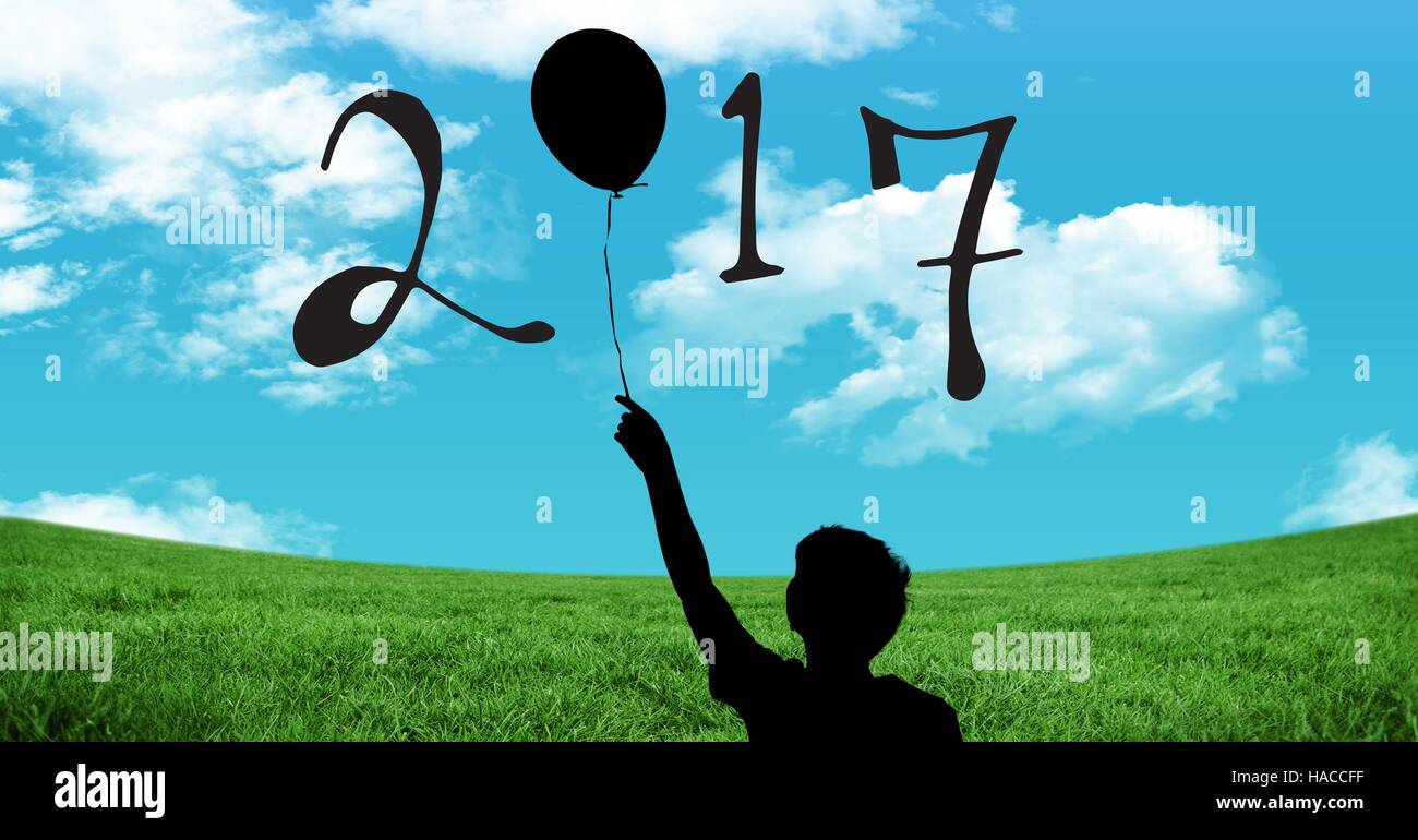 Silhouette di boy holding formando a palloncino 2017 Anno nuovo segno Foto Stock