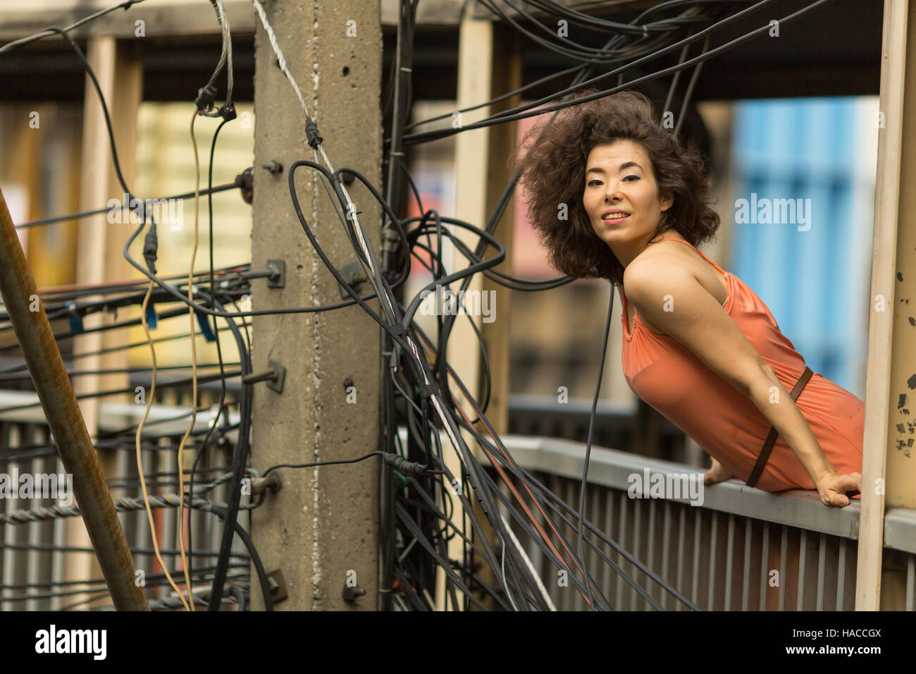 Ritratto di donna asiatica nel paesaggio industriale. Foto Stock