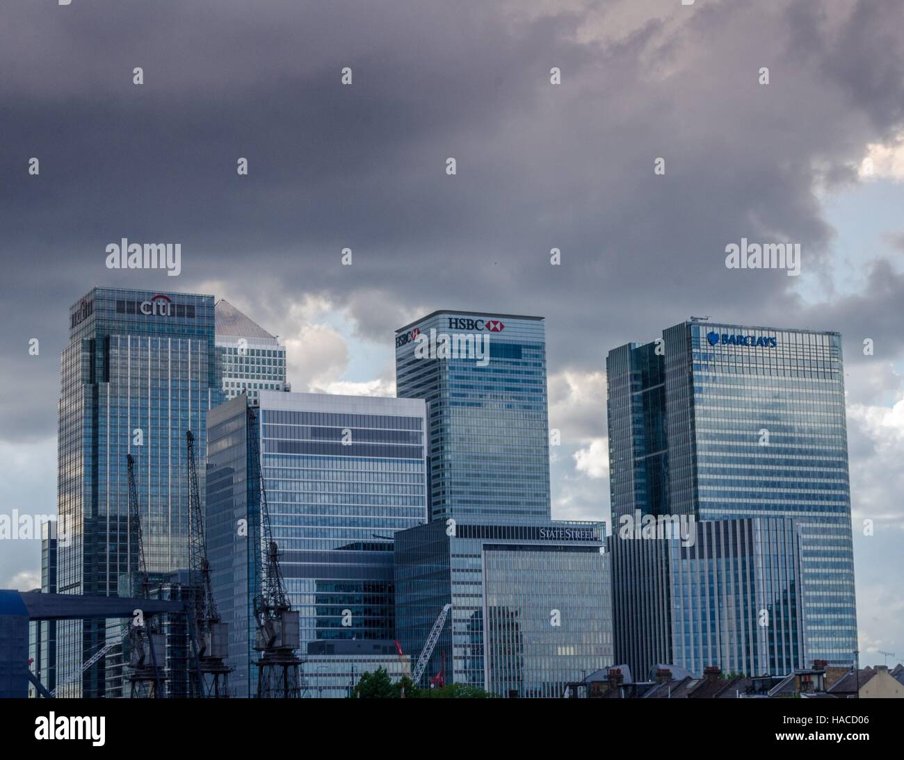 Nuvole che incombe sul Canary Wharf il quartiere finanziario di Londra, Inghilterra, appena prima del voto Brexit Foto Stock