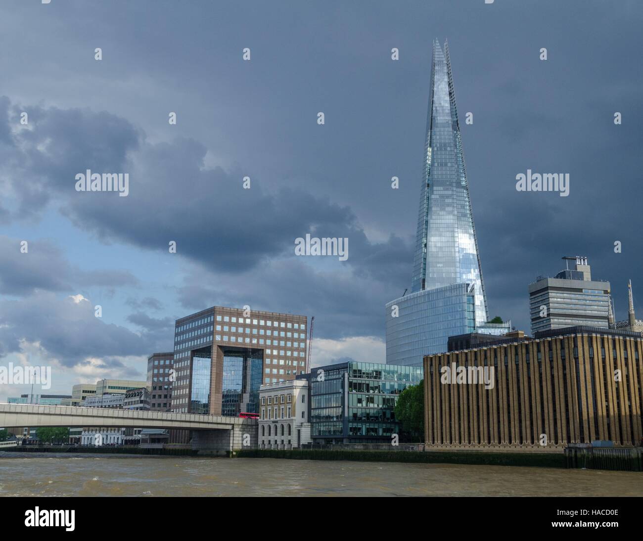 I telai di Shard sopra gli altri edifici sulla riva sud del Tamigi, Londra, Inghilterra, Regno Unito. Foto Stock I telai di Shard sopra gli altri edifici sulla riva sud del Tamigi, Londra, Inghilterra, Regno Unito. Foto Stock