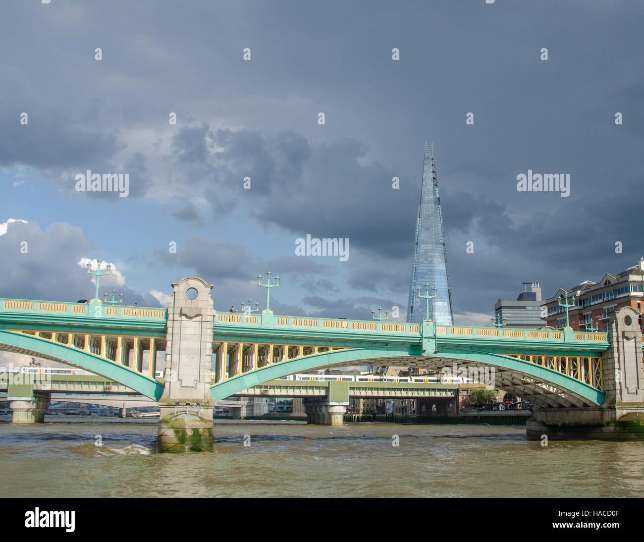 I telai di Shard lo sfondo dietro Southwark Bridge sulla riva sud del Tamigi, Londra, Regno Unito. Foto Stock I telai di Shard lo sfondo dietro Southwark Bridge sulla riva sud del Tamigi, Londra, Regno Unito. Foto Stock