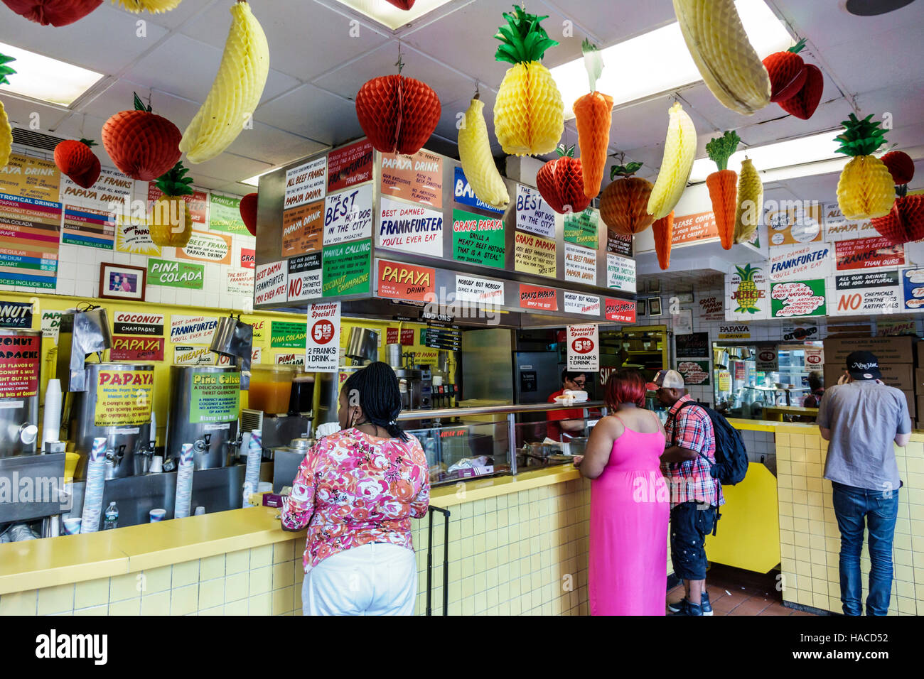 New York City, NY NYC Manhattan, Upper West Side, Gray's Papaya, Hot Dogs, ristorante ristoranti, cibo, caffè, juice bar, banco, frutta, arredamento, menu Foto Stock New York City, NY NYC Manhattan, Upper West Side, Gray's Papaya, Hot Dogs, ristorante ristoranti, cibo, caffè, juice bar, banco, frutta, arredamento, menu Foto Stock