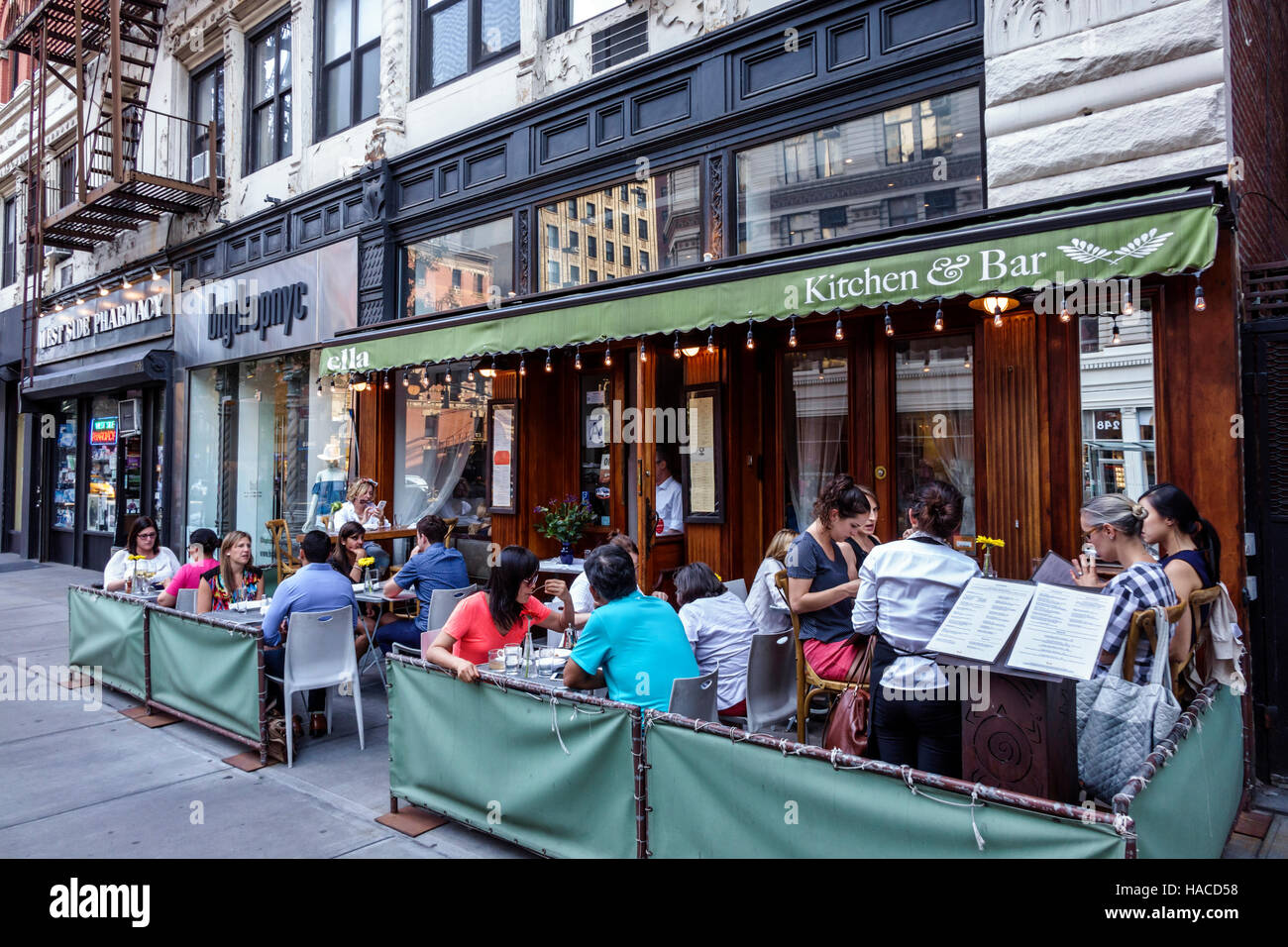 New York City, NY NYC Manhattan, Upper West Side, Ella Kitchen & Bar, ristorante ristoranti, ristoranti, ristoranti, caffè, al fresco marciapiede fuori tavoli, tabl Foto Stock
