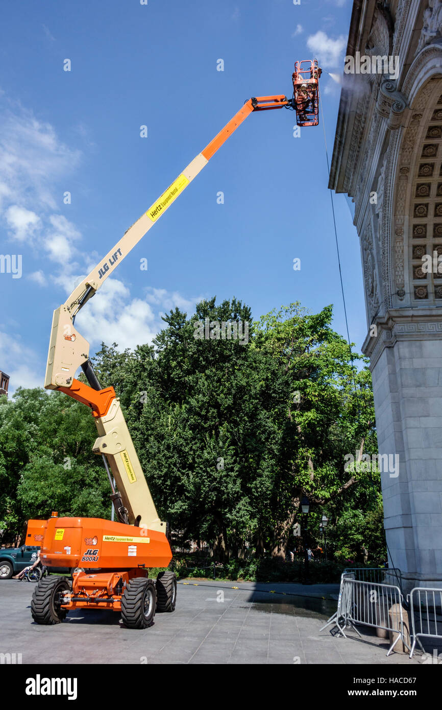 New York City, NY NYC Manhattan, Greenwich Village, Washington Square Arch, arco trionfale, pulizia, selezione ciliegia, JLG 800AJ, sollevamento braccio, NY160721009 Foto Stock