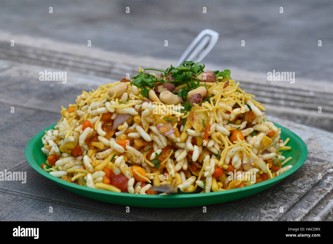 Bhelpuri è uno snack salato o chaat. è fatta di riso soffiato, verdure e una piccante salsa di tamarindo Foto Stock