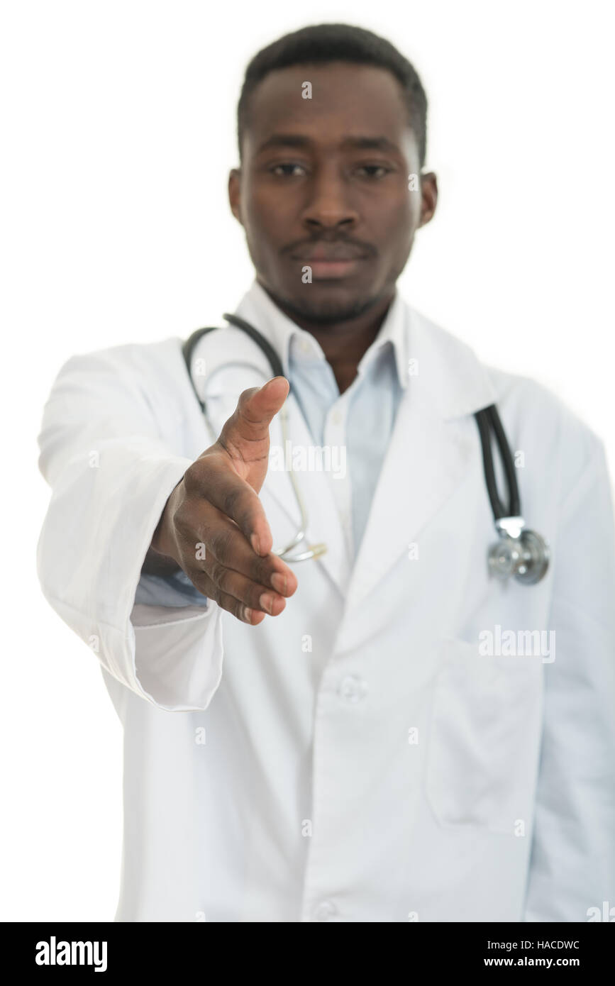 Closeup ritratto nero sorridente medicale professionale medico con stetoscopio, dando handshake. Foto Stock
