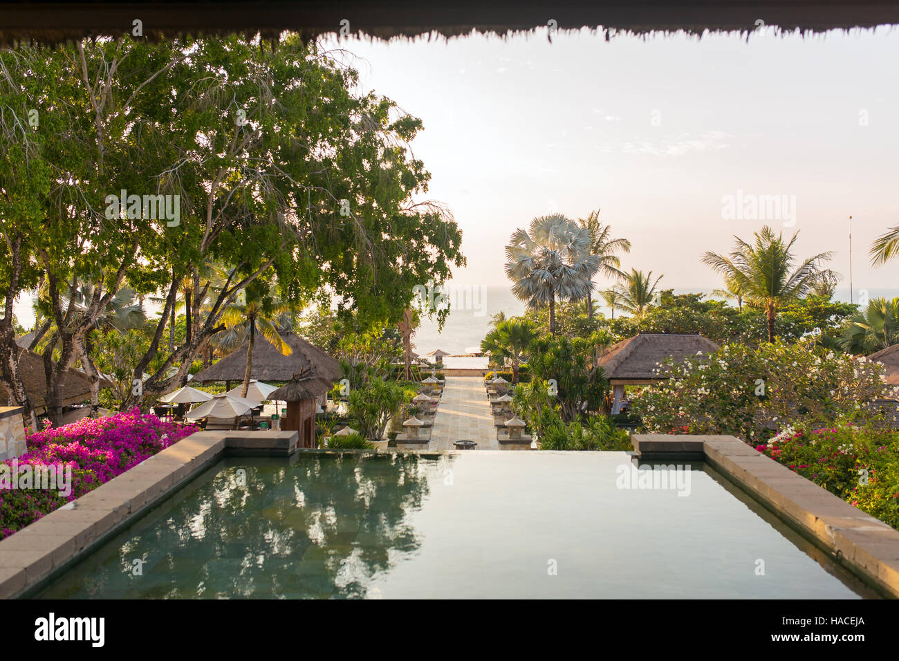 Bella tropical resort e spa durante il tramonto a Bali, in Indonesia Foto Stock