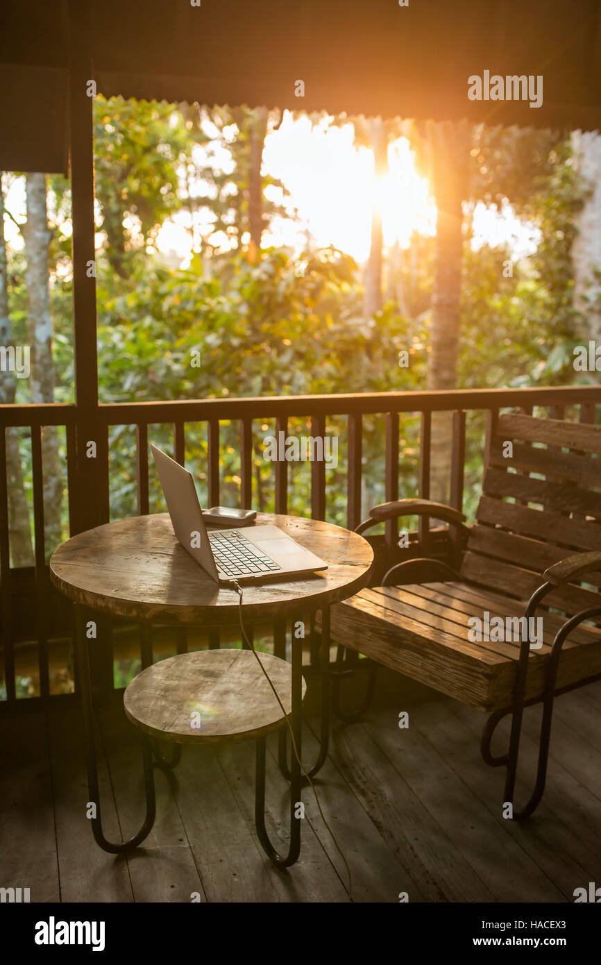 Freelance di luogo di lavoro in legno Casa Balinese con una bella luce solare Foto Stock