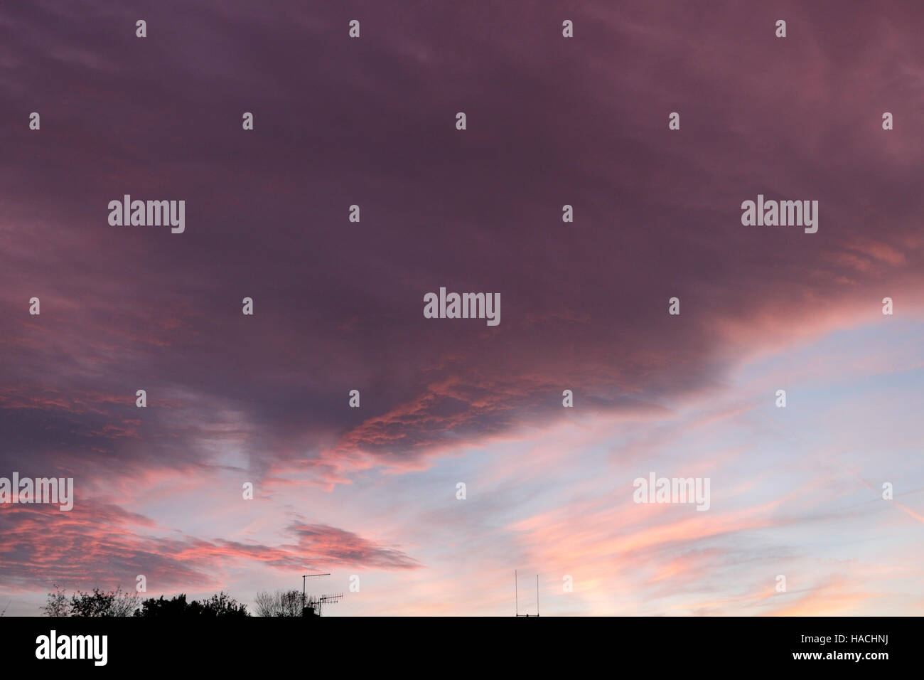 Nuvole al tramonto color porpora Foto Stock