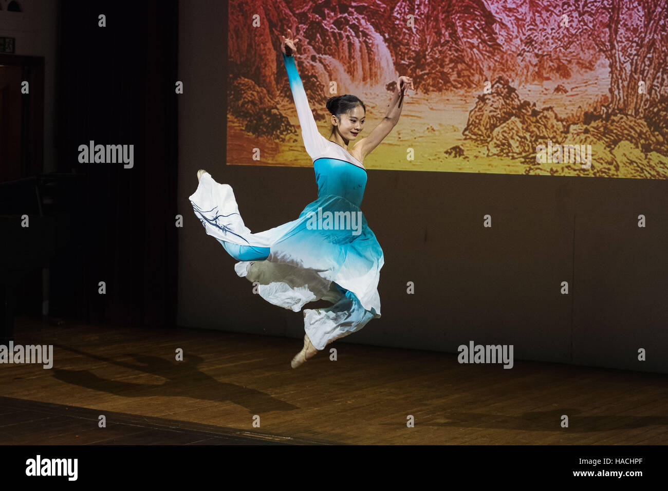 Cinese tradizionale danza eseguita presso una Università di Cardiff evento al Reardon Smith Theatre nel Museo Nazionale del Galles Foto Stock